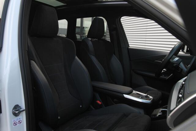 BMW iX1 eDrive20 67 kWh I Pano.dak I M Sportpakket I Camera I Carplay