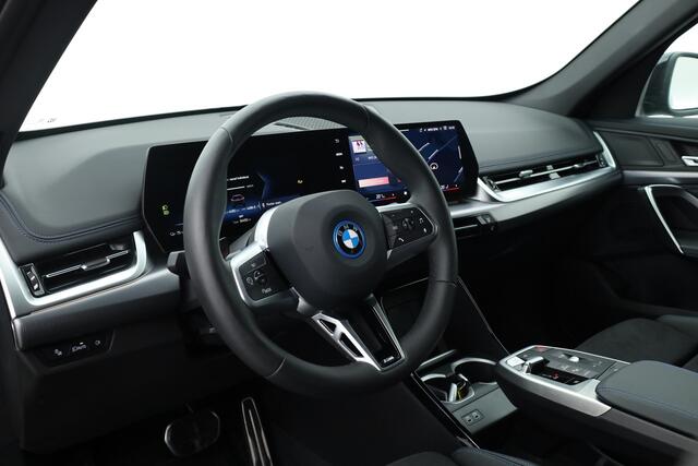 BMW iX1 eDrive20 67 kWh M Sport | Adapt. Cruise | Keyless | Apple CarPlay | Camera | Stoelverw. | Elek. Kofferbak