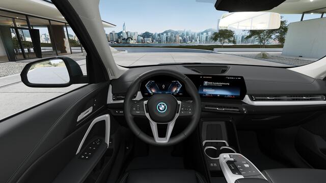 BMW iX1 eDrive20 Pure Edition / Adaptieve LED / Comfort Access / Parking Assistant / Stoelverwarming