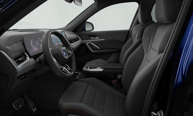 BMW iX1 eDrive20 | M-Sport | 19'' | Panorama | Camera | Stoelverw.