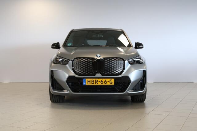 BMW iX1 eDrive20 M Sport Pro - M Sportstoelen - Pano - 20'' LMV