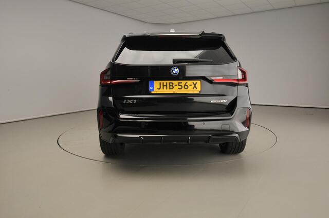 BMW iX1 eDrive20 M-Sportpakket / Trekhaak / Panoramadak / Harman-Kardon / Getint glas / Alu wielen 19 inch