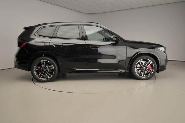 BMW iX1 eDrive20 M-Sportpakket / Trekhaak / Panoramadak / Harman-Kardon / Getint glas / Alu wielen 19 inch