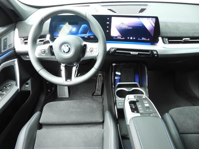 BMW iX1 eDrive20 M-Sportpakket / Trekhaak / Panoramadak / Harman-Kardon / Getint glas / Alu wielen 19 inch