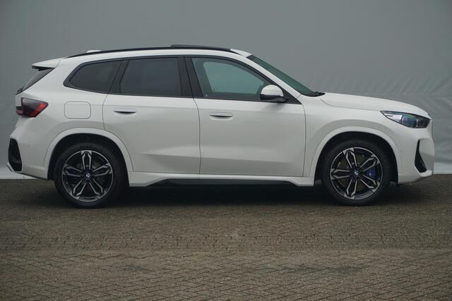 BMW iX1 eDrive20 M Sport | Trekhaak / Panoramadak / Harman Kardon / Cruise control adaptief met Stop&Go / Comfort Access