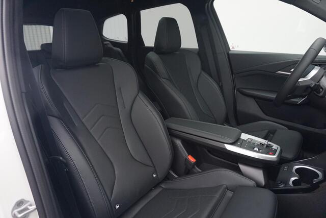 BMW iX1 eDrive20 M Sport | Trekhaak / Panoramadak / Harman Kardon / Cruise control adaptief met Stop&Go / Comfort Access