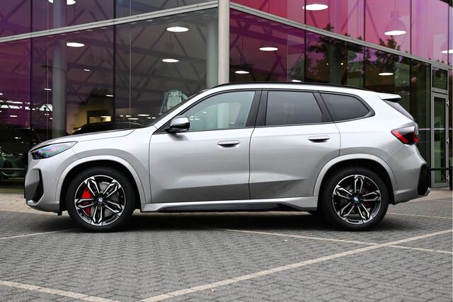 BMW iX1 eDrive20 High Executive M Sport / Panoramadak / Trekhaak / Sportstoelen / M Adaptief onderstel / Comfort Access / Adaptieve LED / Head-Up / Harman-Kardon