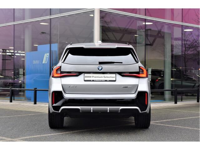 BMW iX1 xDrive30 High Executive M Sport / Panoramadak / Trekhaak / Sportstoelen / M Adaptief onderstel / Adaptieve LED / Head-Up / Parking Assistant Plus