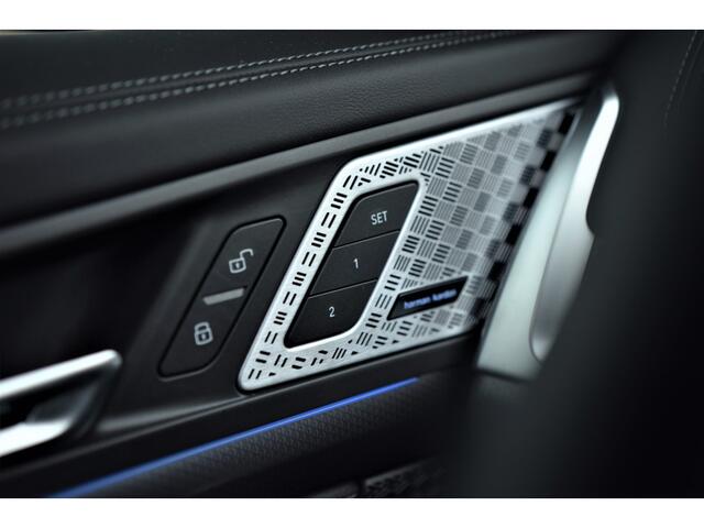 BMW iX1 xDrive30 High Executive M Sport / Panoramadak / Trekhaak / Sportstoelen / M Adaptief onderstel / Adaptieve LED / Head-Up / Parking Assistant Plus