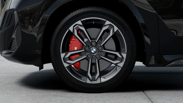 BMW iX1 eDrive20 M Sport / Panoramadak / Trekhaak / Sportstoelen / M Adaptief onderstel / Achteruitrijcamera / Adaptieve LED / Comfort Access