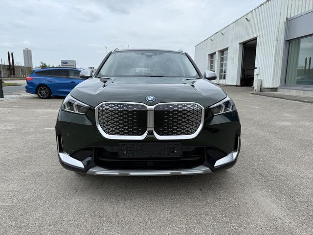 BMW iX1 eDrive20 67 kWh 204pk | X-Line | Travel Pack | Innovation Pack | Adaptieve cruise controle | HiFi System Harman Kardon | Panoramadak | Head up Display