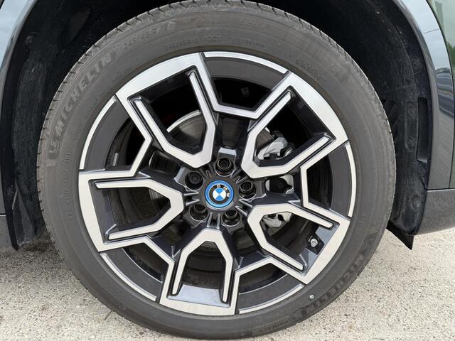 BMW iX1 eDrive20 67 kWh 204pk | X-Line | Travel Pack | Innovation Pack | Adaptieve cruise controle | HiFi System Harman Kardon | Panoramadak | Head up Display