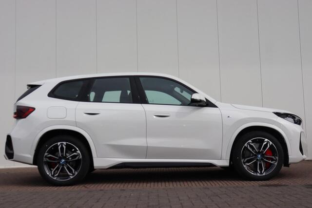 BMW iX1 eDrive20 67 kWh M-Sportpakket Premium Pack / Harman Kardon / M-sport Pro / Stoelverwarming / 19''