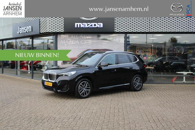 BMW iX1 eDrive20 67 kWh , Automaat, M-Sportpakket, Leder/alcantara Bekleding, Navi, Clima, Camera, Adap.Cruise, Stoelverwarming, Apple Carplay, Andoid Auto, LMV 18 Inch, Dakrails