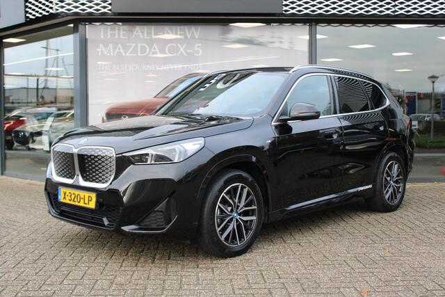 BMW iX1 eDrive20 67 kWh , Automaat, M-Sportpakket, Leder/alcantara Bekleding, Navi, Clima, Camera, Adap.Cruise, Stoelverwarming, Apple Carplay, Andoid Auto, LMV 18 Inch, Dakrails