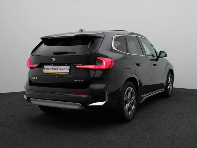 BMW iX1 xDrive30 xLine | Premium Pack | Travel Pack | Stuurwielrand Verwarmd | Panoramadak | M Adaptief onderstel | Driving Assistant Plus | 18''