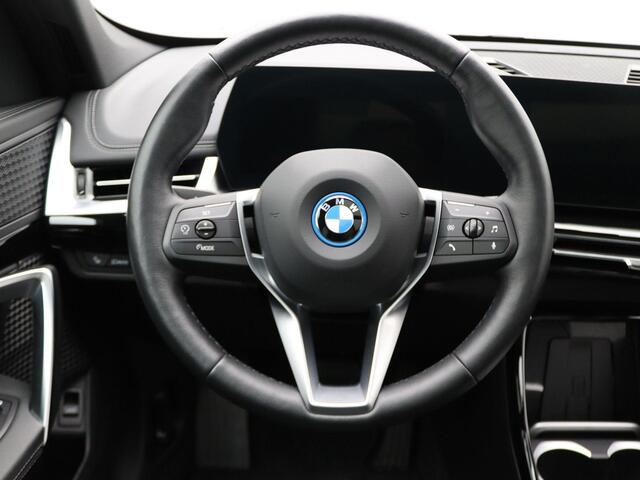 BMW iX1 xDrive30 xLine | Premium Pack | Travel Pack | Stuurwielrand Verwarmd | Panoramadak | M Adaptief onderstel | Driving Assistant Plus | 18''