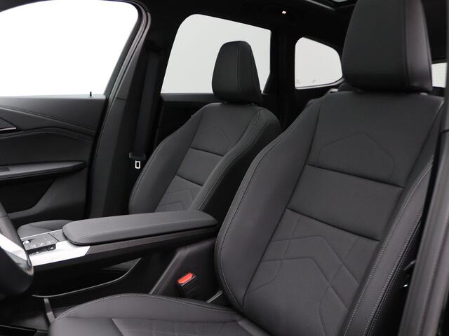 BMW iX1 xDrive30 xLine | Premium Pack | Travel Pack | Stuurwielrand Verwarmd | Panoramadak | M Adaptief onderstel | Driving Assistant Plus | 18''