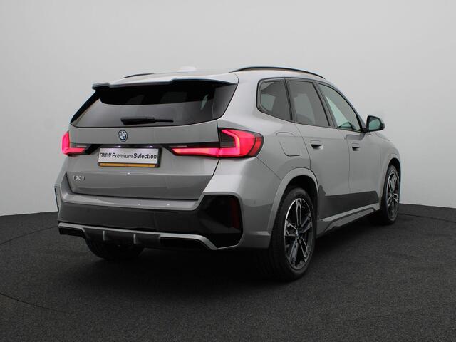 BMW iX1 eDrive20 M Sport Edition | Premium Pack | Comfort Pack | Travel Pack | Trekhaak | Panoramadak | Elektrisch Verstelbare Sportstoelen | Harman Kardon | 19''