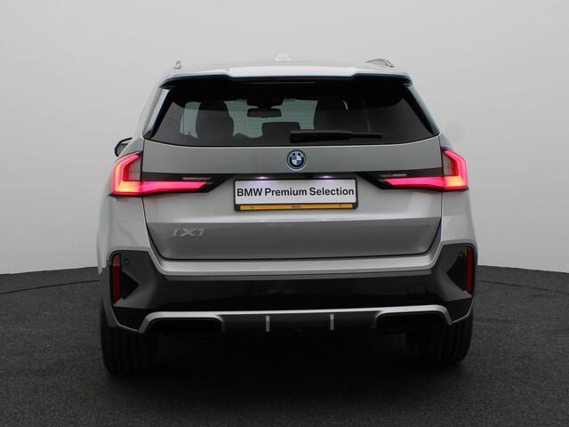 BMW iX1 eDrive20 M Sport Edition | Premium Pack | Comfort Pack | Travel Pack | Trekhaak | Panoramadak | Elektrisch Verstelbare Sportstoelen | Harman Kardon | 19''