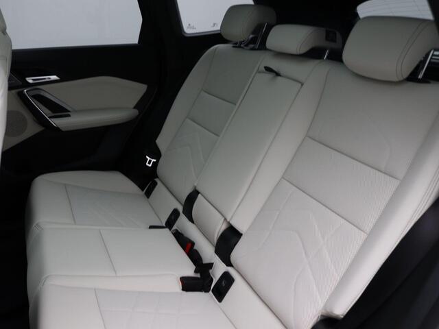 BMW iX1 eDrive20 M Sport Edition | Premium Pack | Comfort Pack | Travel Pack | Trekhaak | Panoramadak | Elektrisch Verstelbare Sportstoelen | Harman Kardon | 19''