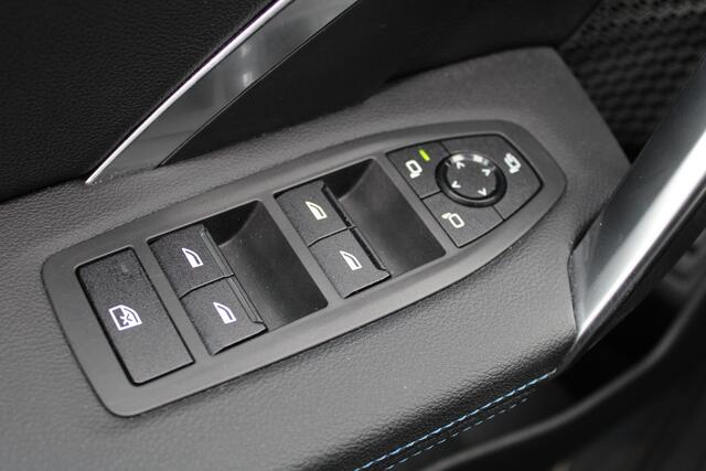 BMW iX1 xDrive30 Launch Edition 67 kWh SOh 100% M-SPORT NAVI ECC CAMERA 28000KM!!!