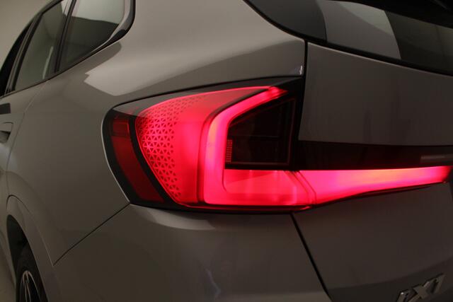 BMW iX1 eDrive20 67 kWh M-Sport | Panorama | Voorbereiding Driving Assistant Plus