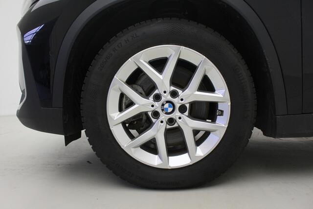 BMW iX1 xDrive30 67 kWh | Camera | Stoelverwarming | M Adaptief onderstel | Winter+Zomerset