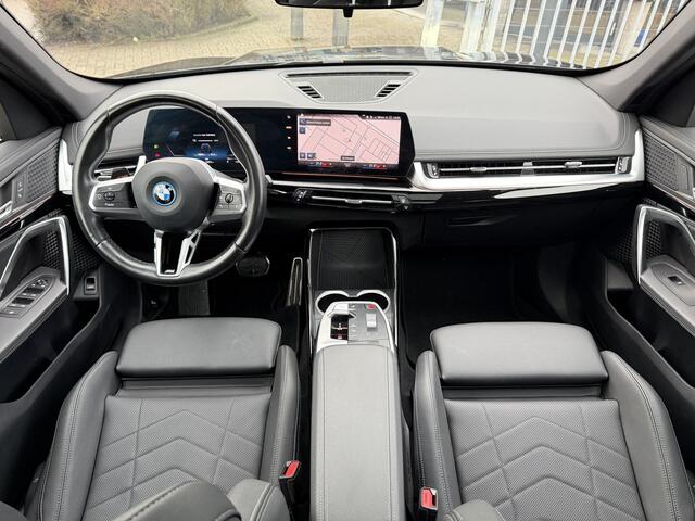 BMW iX1 xDrive30 M sport 67 kWh Pano-Dak | Leer | Stoelverw.