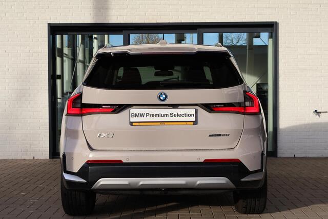 BMW iX1 eDrive20 67 kWh M Sport Edition | Glazen Panoramadak | Trekhaak Elektrisch | Stuur- en stoelverwarming | Stoelen Elektrisch met Massage | Active Cruise Control | Head-Up Display | Harman Kardon