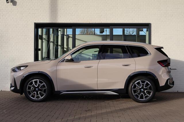 BMW iX1 eDrive20 67 kWh M Sport Edition | Glazen Panoramadak | Trekhaak Elektrisch | Stuur- en stoelverwarming | Stoelen Elektrisch met Massage | Active Cruise Control | Head-Up Display | Harman Kardon