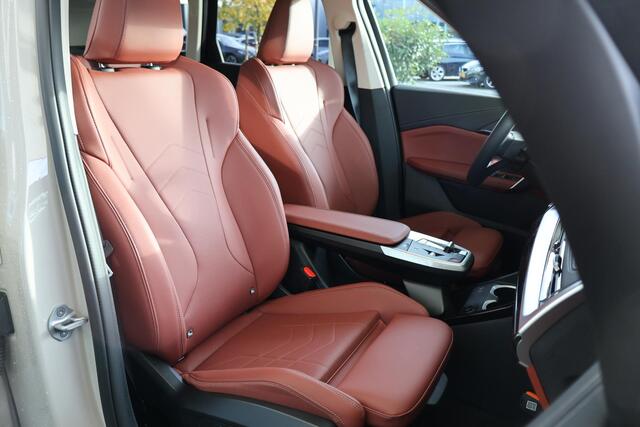 BMW iX1 eDrive20 67 kWh M Sport Edition | Glazen Panoramadak | Trekhaak Elektrisch | Stuur- en stoelverwarming | Stoelen Elektrisch met Massage | Active Cruise Control | Head-Up Display | Harman Kardon