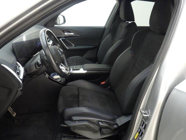 BMW iX1 XDRIVE30 LAUNCH EDITION 67 KWH I M-SPORTPAKKET I 99% SOH I APPLE CARPLAY I P-CAMERA