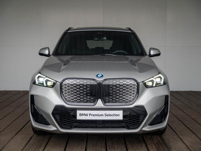 BMW iX1 eDrive20 | M Sportpakket Pro | Premium Pack | Stuurwielrand verwarmd | Comfort Access | Achteruitrijcamera | Panoramadak | Stoelverwarming | Trekhaak