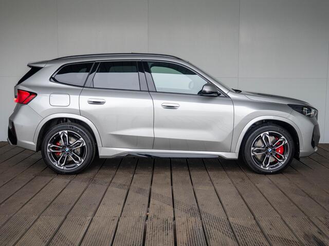 BMW iX1 eDrive20 | M Sportpakket Pro | Premium Pack | Stuurwielrand verwarmd | Comfort Access | Achteruitrijcamera | Panoramadak | Stoelverwarming | Trekhaak