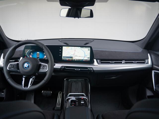 BMW iX1 eDrive20 | M Sportpakket Pro | Premium Pack | Stuurwielrand verwarmd | Comfort Access | Achteruitrijcamera | Panoramadak | Stoelverwarming | Trekhaak