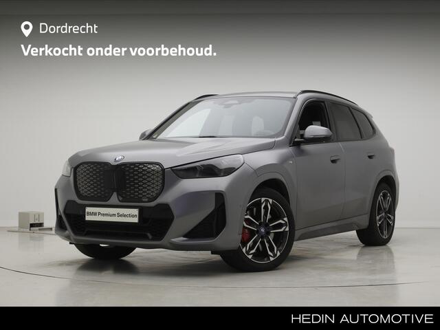 BMW iX1 eDrive20 67 kWh | M-Sport Pro | Stoelverstelling elektrisch | Harman Kardon | Panoramadak | Individual Frozen Pure Grey Matte | Voorbereiding Driving Assistant Plus