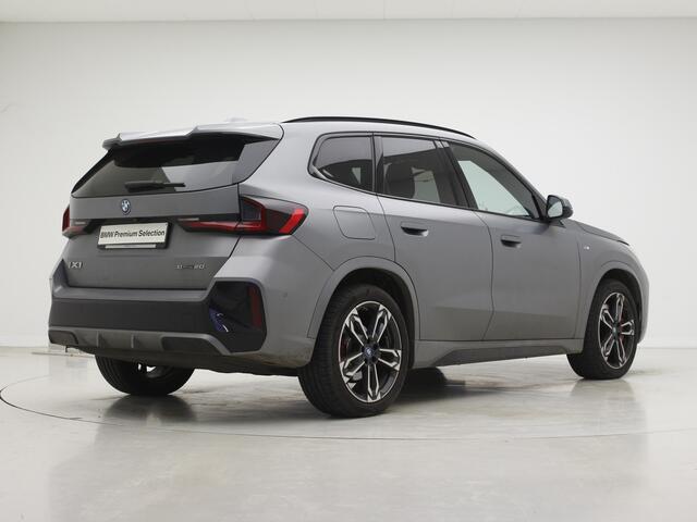 BMW iX1 eDrive20 67 kWh | M-Sport Pro | Stoelverstelling elektrisch | Harman Kardon | Panoramadak | Individual Frozen Pure Grey Matte | Voorbereiding Driving Assistant Plus