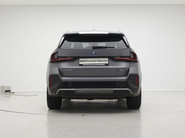 BMW iX1 eDrive20 67 kWh | M-Sport Pro | Stoelverstelling elektrisch | Harman Kardon | Panoramadak | Individual Frozen Pure Grey Matte | Voorbereiding Driving Assistant Plus