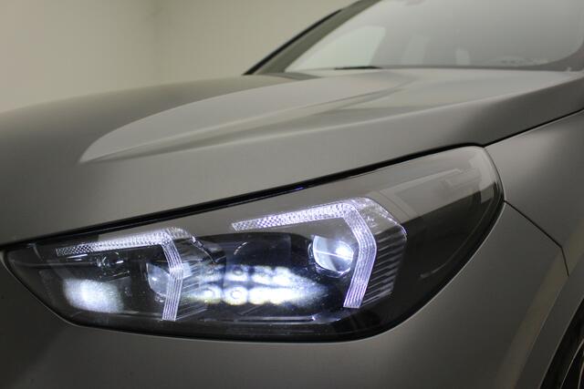 BMW iX1 eDrive20 67 kWh | M-Sport Pro | Stoelverstelling elektrisch | Harman Kardon | Panoramadak | Individual Frozen Pure Grey Matte | Voorbereiding Driving Assistant Plus