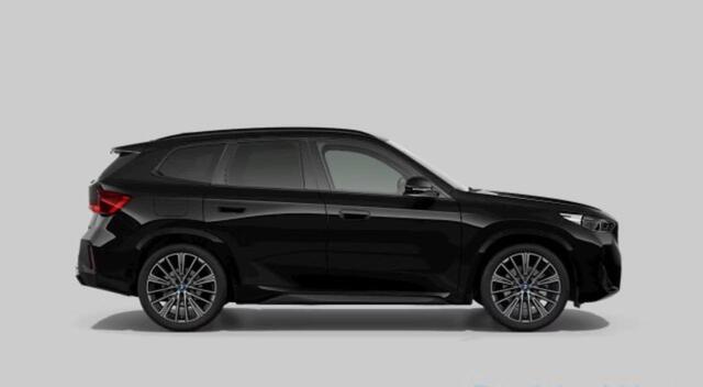 BMW iX1 xDrive30 67 kWh M Sport - Trekhaak - Driving Assistant Professional - Harman Kardon - Head up - Comfort Acces - Parking Assistant Plus - Getinte Ruiten - Elektrisch verstelbare/verwarmde stoelen -