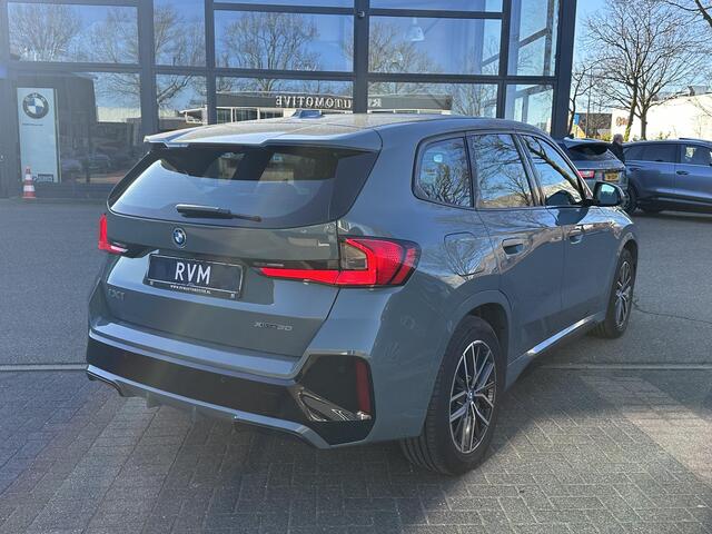 BMW iX1 xDrive30 67 kWh M-SPORT| COMPLEET | SOH 99% | ELEK. ACHTERKLEP |STOELVERWARMING| ACHTERUITRIJCAMERA| COMFORT ACCESS| APPLE CARPLAY/ ANDROID AUTO|