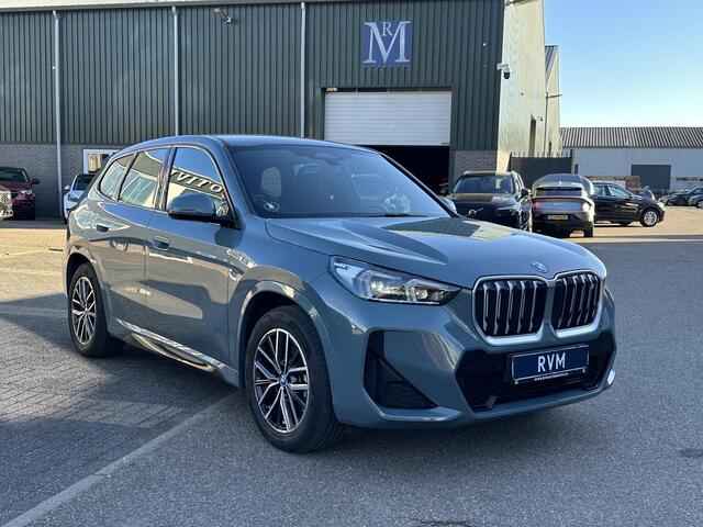 BMW iX1 xDrive30 67 kWh M-SPORT| COMPLEET | SOH 99% | ELEK. ACHTERKLEP |STOELVERWARMING| ACHTERUITRIJCAMERA| COMFORT ACCESS| APPLE CARPLAY/ ANDROID AUTO|
