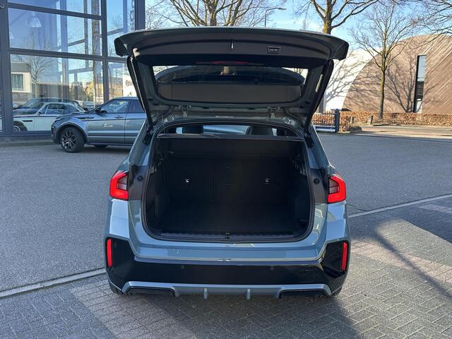 BMW iX1 xDrive30 67 kWh M-SPORT| COMPLEET | SOH 99% | ELEK. ACHTERKLEP |STOELVERWARMING| ACHTERUITRIJCAMERA| COMFORT ACCESS| APPLE CARPLAY/ ANDROID AUTO|
