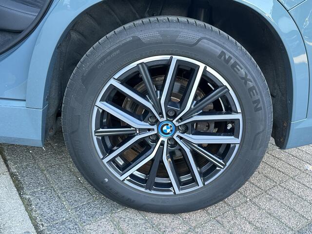 BMW iX1 xDrive30 67 kWh M-SPORT| COMPLEET | SOH 99% | ELEK. ACHTERKLEP |STOELVERWARMING| ACHTERUITRIJCAMERA| COMFORT ACCESS| APPLE CARPLAY/ ANDROID AUTO|
