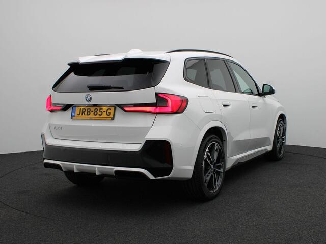 BMW iX1 eDrive20 M Sportpakket Pro | Premium Pack | Comfort Pack | Travel Pack | Stuurwielrand Verwarmd | Panoramadak | Elektrisch Verstelbare Sportstoelen | Harman Kardon | 19''