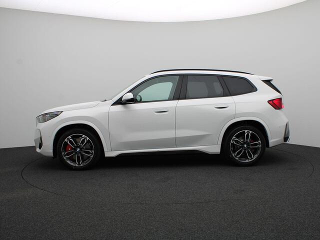 BMW iX1 eDrive20 M Sportpakket Pro | Premium Pack | Comfort Pack | Travel Pack | Stuurwielrand Verwarmd | Panoramadak | Elektrisch Verstelbare Sportstoelen | Harman Kardon | 19''