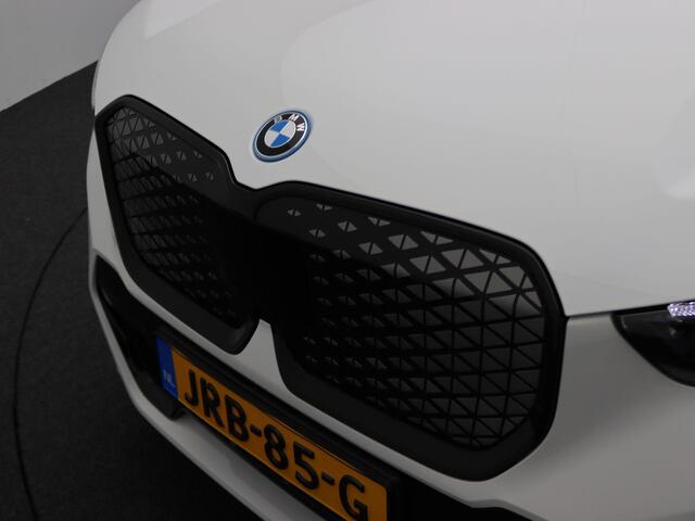 BMW iX1 eDrive20 M Sportpakket Pro | Premium Pack | Comfort Pack | Travel Pack | Stuurwielrand Verwarmd | Panoramadak | Elektrisch Verstelbare Sportstoelen | Harman Kardon | 19''