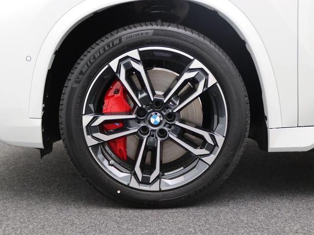 BMW iX1 eDrive20 M Sportpakket Pro | Premium Pack | Comfort Pack | Travel Pack | Stuurwielrand Verwarmd | Panoramadak | Elektrisch Verstelbare Sportstoelen | Harman Kardon | 19''