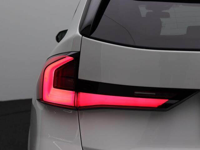 BMW iX1 eDrive20 M Sportpakket Pro | Premium Pack | Comfort Pack | Travel Pack | Stuurwielrand Verwarmd | Panoramadak | Elektrisch Verstelbare Sportstoelen | Harman Kardon | 19''